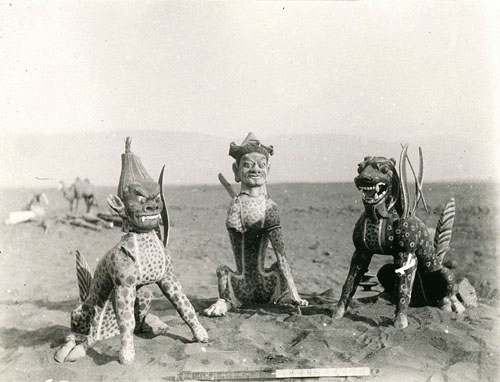 Trois monstres ailés d'un des tombeaux du cimetière d'Astana, près de Turfan