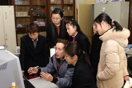 Vic Swift en séance de formation du personnel à la Bibliothèque nationale de Chine, en janvier 2003